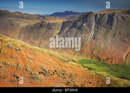 Avis de Langdale tomba, Bowfell et Grasmere du sommet du brochet de Blisco, Langdale Pikes, Lake District, Cumbria, Royaume-Uni Banque D'Images