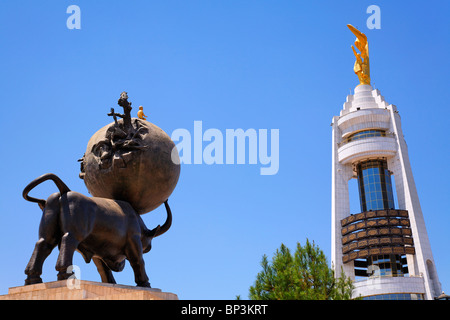 - Turkménistan Ashgabat - la statue commémorative de tremblement et l'Arc de la neutralité Banque D'Images