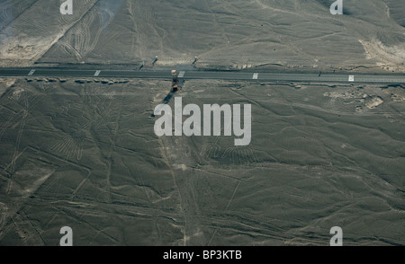 L'autoroute panaméricaine et la tour d'observation, mirador, est très proche de l'arbre et les mains figures des lignes de Nazca, au Pérou. Banque D'Images