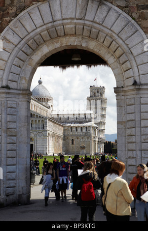 La cathédrale et la Tour Penchée encadrée par une arche, Pise, Italie Banque D'Images