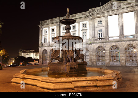 La fontaine aux lions sur la Praça de Gomes de nuit, porto Portugal Banque D'Images