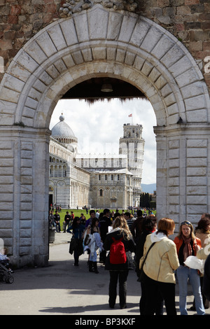 La cathédrale et la Tour Penchée encadrée par une arche, Pise, Italie Banque D'Images