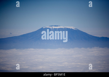 L'Afrique. La Tanzanie. Vue aérienne de la pic enneigé du Mt. Kilimanjaro. Banque D'Images