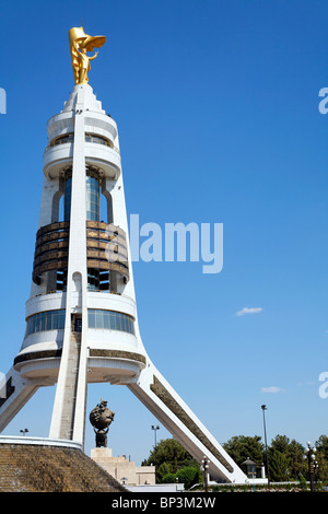 - Turkménistan Ashgabat - l'Arc de la neutralité et le séisme Memorial Banque D'Images
