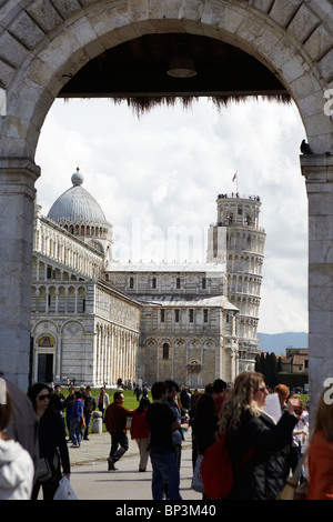 La cathédrale et la Tour Penchée encadrée par une arche, Pise, Italie Banque D'Images