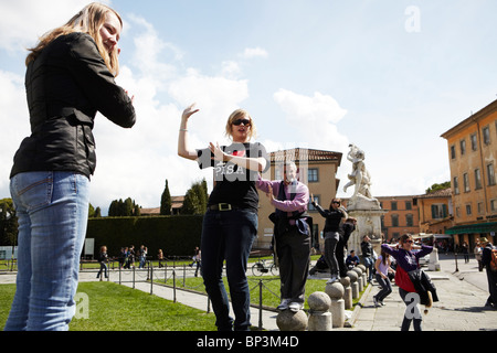 Les touristes se faisant passer à la Tour de Pise à Pise, Italie Banque D'Images