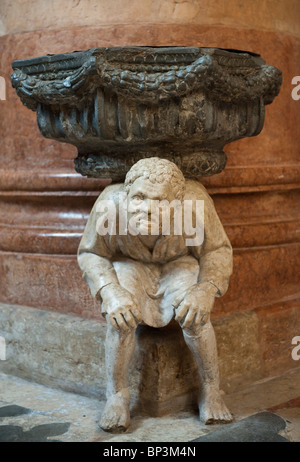 Bénitier dans l'église de Santa Anastasia, Vérone, Italie Banque D'Images