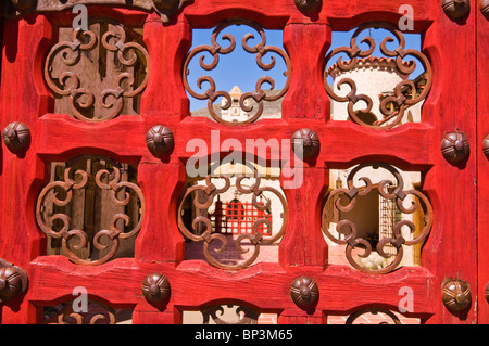 Détail de la porte rouge à Scottys Castle, Death Valley National Park. Californie Banque D'Images