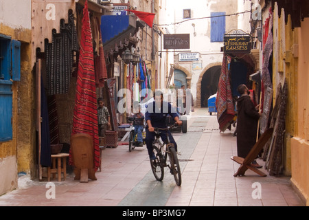 L'homme en vélo dans les souks de Marrakech Banque D'Images