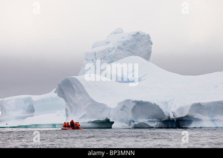 L'antarctique, péninsule antarctique, Canal Lemaire, icebergs près de Pleneau Island. Banque D'Images