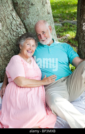 Beau couple bénéficie d'un moment romantique dans le parc. Banque D'Images