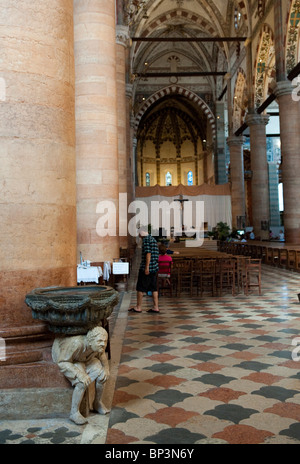 Bénitier dans l'église de Santa Anastasia, Vérone, Italie Banque D'Images