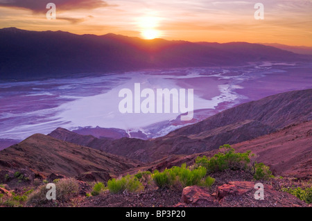 Coucher de soleil sur la vallée de la Mort de Dante's view, Death Valley National Park. Californie Banque D'Images