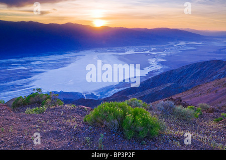 Coucher de soleil sur la vallée de la Mort de Dante's view, Death Valley National Park. Californie Banque D'Images