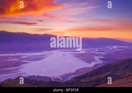 Coucher de soleil sur la vallée de la Mort de Dante's view, Death Valley National Park. Californie Banque D'Images