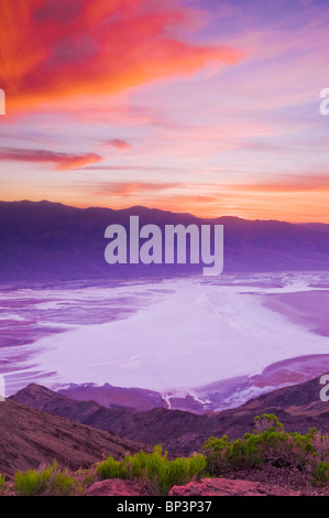 Coucher de soleil sur la vallée de la Mort de Dante's view, Death Valley National Park. Californie Banque D'Images