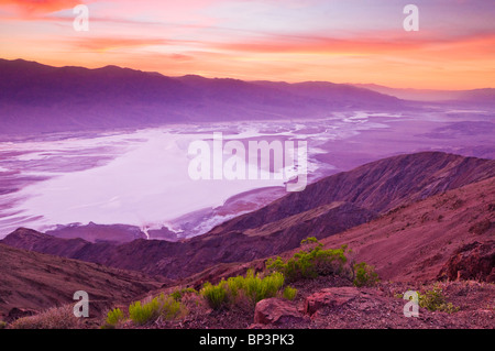 Coucher de soleil sur la vallée de la Mort de Dante's view, Death Valley National Park. Californie Banque D'Images