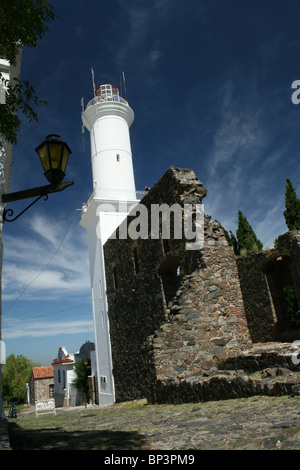 22 mars 2010 Leuchtturm debout dans les ruines du 17ème siècle, le Convento de San Francisco à Colonia del Sacramento en Uruguay Banque D'Images