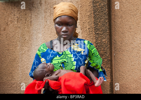 VILLAGE DE GUIDAN IDER, PRÈS DE KONNI, NIGER, Basira Gada, 17 berceaux, sa fille âgée de 3 mois Bourja, qui ne pèse que 2,5 kilos. Banque D'Images