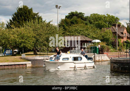 Voile laissant Hambleden Lock Tamise lors d'une journée ensoleillée en Août Banque D'Images