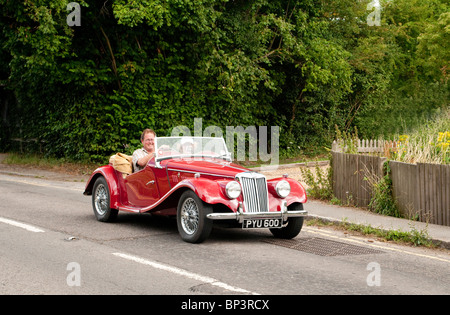 Open Top Rouge MG TF Voiture de sport sur une route de campagne dans la région de Berkshire en Angleterre à l'été Banque D'Images