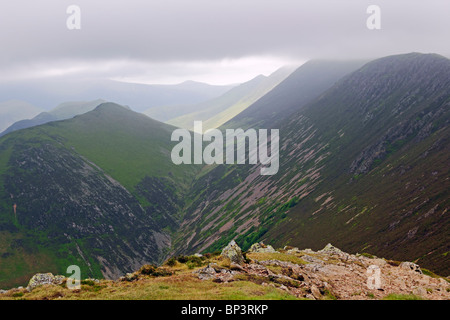 Regardant vers le bas de la vallée de Beck Rigg Causey Pike dans le Parc National du Lake District, Cumbria. Banque D'Images