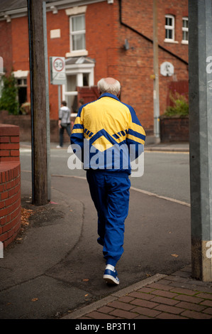 Vue arrière d'un senior man wearing tracksuit dans Oakengates, Telford, West Midlands, England UK Banque D'Images