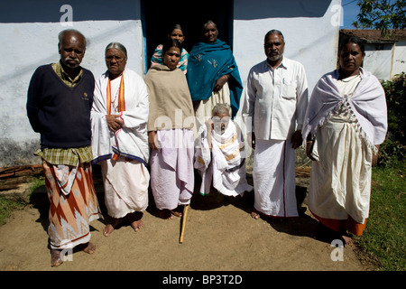 Tribu Kothas portrait de famille dans un petit village Kothas sur les collines du Nilgiri district autour de Ooty, Tamil Nadu, Inde. Banque D'Images