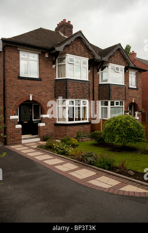 Sunnymeade - Maison mitoyenne 1930 maisons de banlieue dans Oakengates, Telford, West Midlands, England UK Banque D'Images