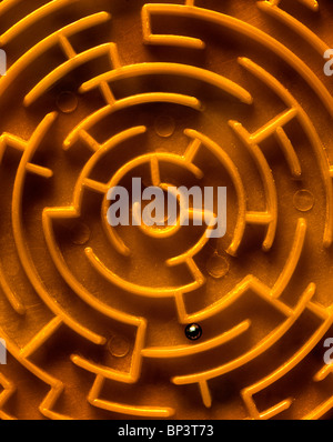 Fermer le centre d'un labyrinthe circulaire avec une balle en argent. (L'objet d'origine est à seulement 80mm de diamètre.) Banque D'Images