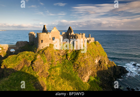 Le Château de Dunluce, près de Portrush, Côte d'Antrim, comté d'Antrim, en Irlande du Nord, Royaume-Uni Banque D'Images