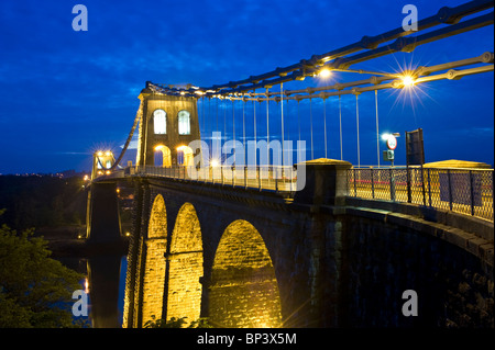 La suspension de Menai Bridge at Night, Gwynedd, Anglesey, au nord du Pays de Galles, Royaume-Uni Banque D'Images