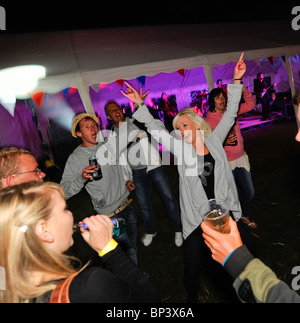 Les gens s'amuser à une fête d'été. Photo par Jim Holden Banque D'Images