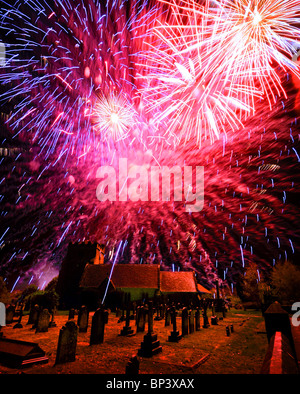 Feux d'artifice illuminent le ciel est plus Hoathly sur near Lewes Bonfire Night. Photo par Jim Holden. Banque D'Images