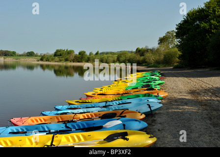 kayaks colorés Banque D'Images