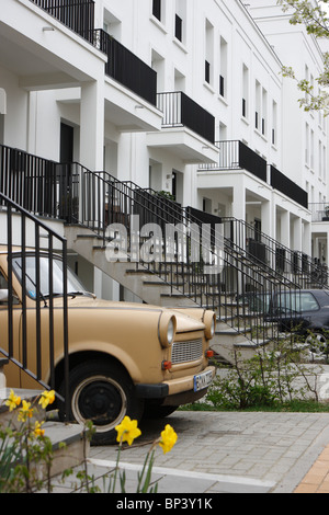 Une Trabant garées en face de l'Townhouse-Quartier, Berlin, Allemagne Banque D'Images