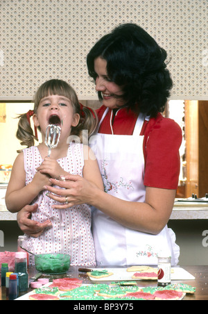 Mother and Daughter making cookies. Banque D'Images