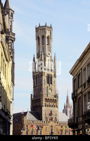 Vue de la tour de Belfort, de la place du marché, à partir de la Vlamingstraat, Bruges, Belgique Banque D'Images