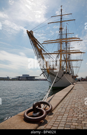 Le navire de formation Danmark dans le port de Copenhague avant une croisière de formation. À la gauche de la célèbre verrière de l'Opéra Banque D'Images