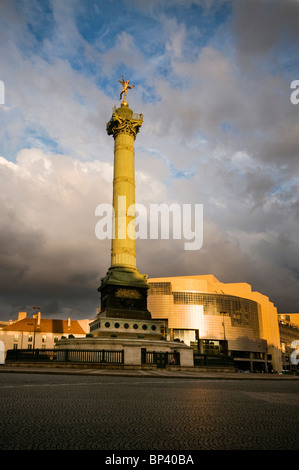 La Colonne de Juillet monument et Bastille et l'opéra Paris Banque D'Images