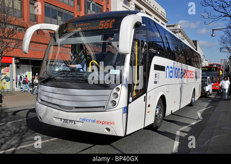 National Express Coach passager et pilote arrivant en trafic sur Oxford Street West End London England UK Banque D'Images