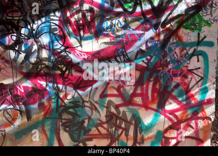 Grafitti multicolores sur la paroi latérale du canal près de Birmingham, Angleterre Banque D'Images