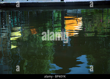 Réflexions en canal au bassin de Gas Street, Birmingham, UK Banque D'Images