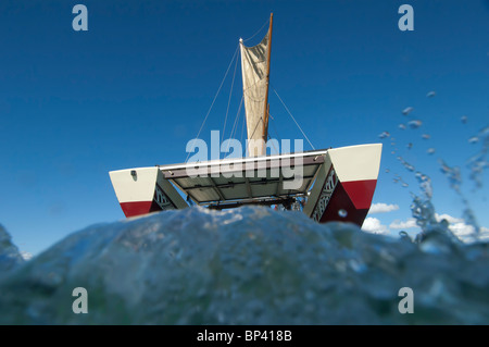 La poupe d'un traditionnel de l'île du Pacifique catamaran Waka vu de niveau d'eau Banque D'Images