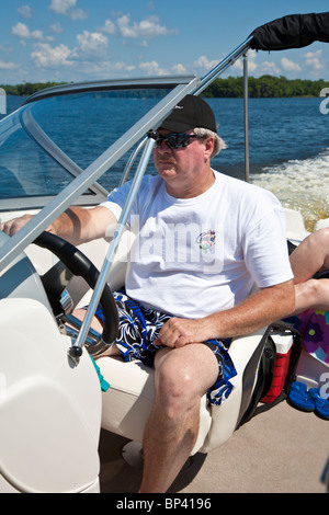 Le lac George, FL - Mai 2010 - Man driving speed boat on Lake George en Floride centrale Banque D'Images