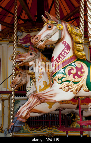 Cheval au galop à vapeur parc carrousel manège à vapeur une juste en Angleterre Banque D'Images