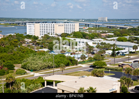 Club de l'amirauté et Dunlawton Avenue Bridge loom derrière quartier résidentiel de Daytona Beach Shores, Florida Banque D'Images