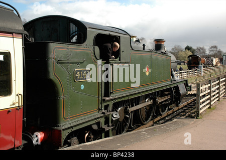 Ex GWR 2-6-2T moteur à vapeur no 4141 vous attend le départ de Quorn station sur la Great Central Railway, Leicestershire, Angleterre Banque D'Images
