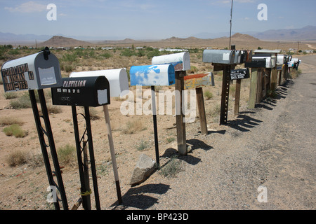 Les boîtes de courrier électronique à l'extérieur d'un quartier résidentiel, dans le désert, nouveau Kingman-Butler, USA Banque D'Images