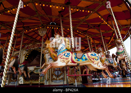 Cheval au galop à vapeur parc carrousel manège à vapeur une juste en Angleterre Banque D'Images